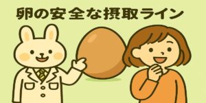 白衣を着た薬剤師のうさぎ・みどりんと、オレンジの服を着たすずちゃんが笑顔で会話している。背景には卵や黄身のイラストが散りばめられ、淡い緑色のトーンで明るく親しみやすい雰囲気の横長イラスト。